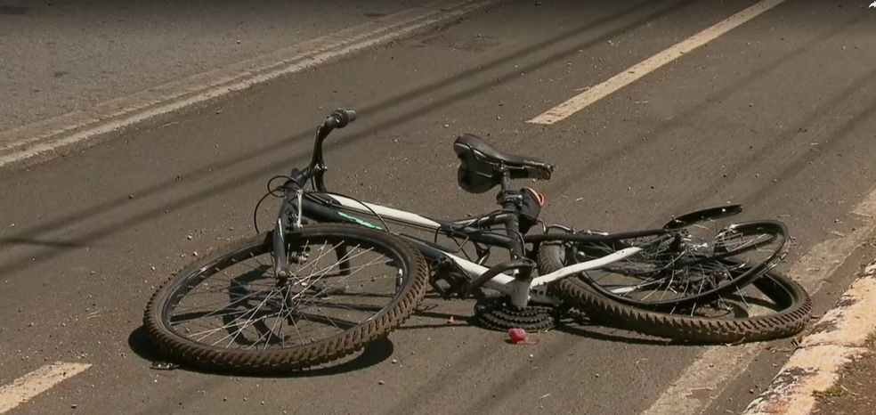 Bicicleta em que estava Edson Antonelli, após atropelamento no Lago Norte    (Foto: TV Globo/Reprodução)