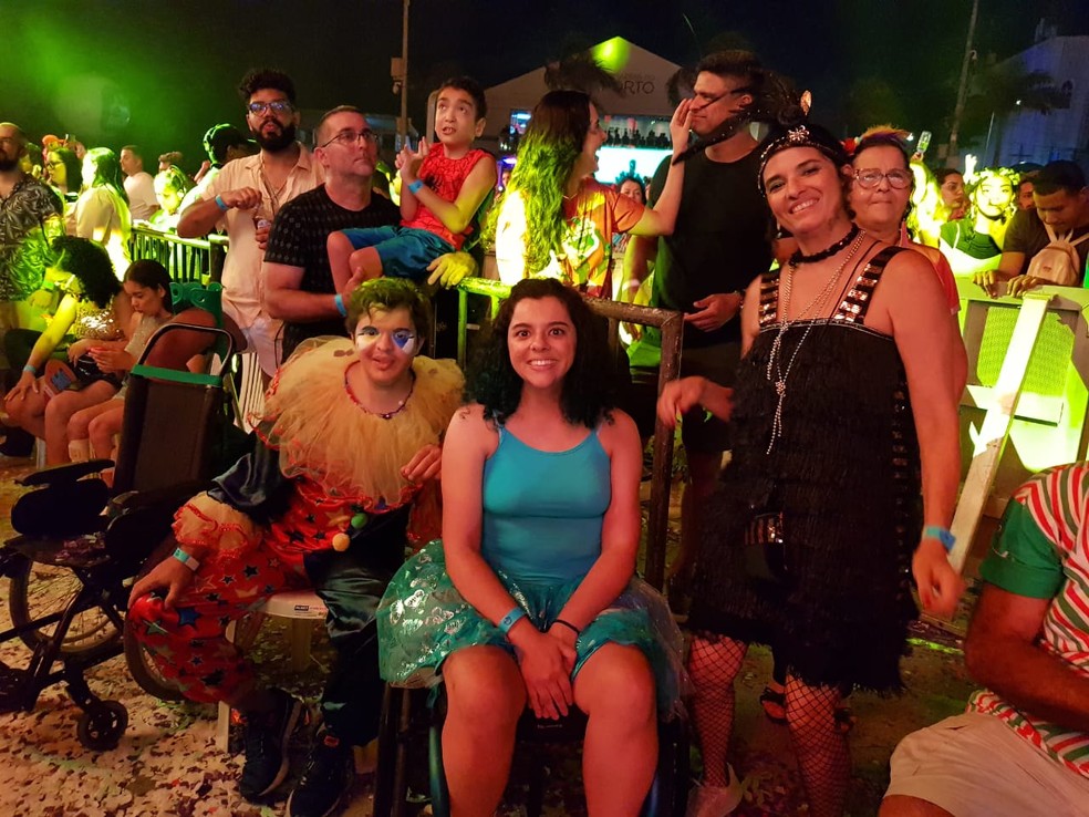 Carolina Lavourinha, de 27 anos, aproveitou o espaço de acessibilidade junto com a família no carnaval do Recife — Foto: Thamires Oliveira/g1