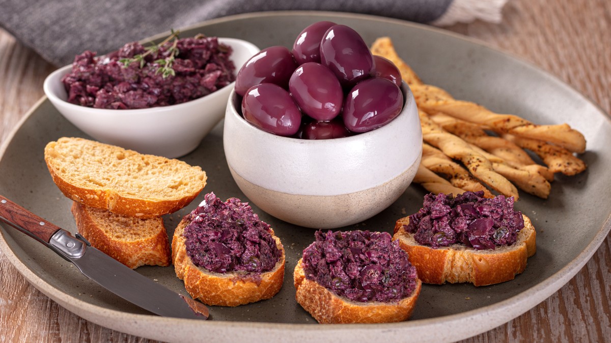 Tapenade aprenda a preparar a tradicional pasta francesa de azeitonas
