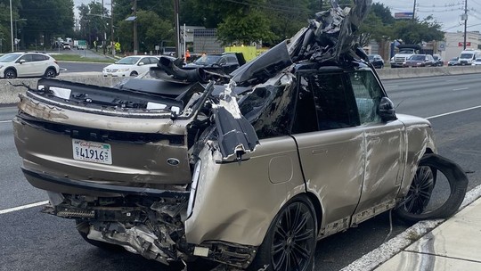 Range Rover novinho fica destruído após cair de cegonheira e ainda atinge outro carro