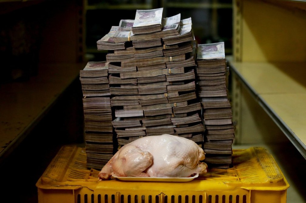 Um frango de 2,4 kg custava 14.600.000 bolÃ­vares (Foto: Reuters)