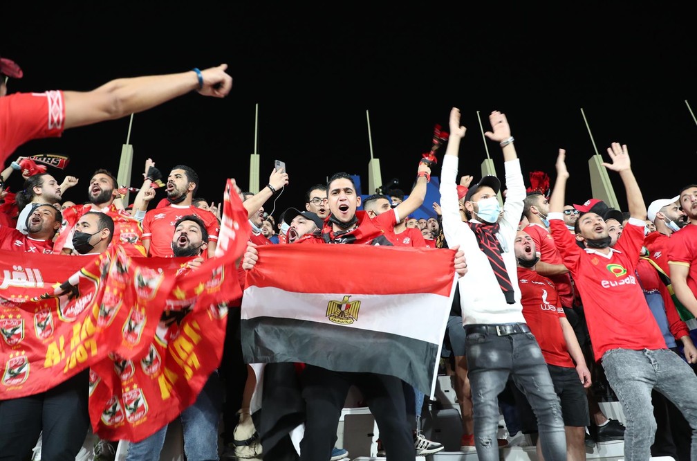 Torcedores do Al Ahly com a bandeira do Egito durante o Mundial de Clubes — Foto: EFE