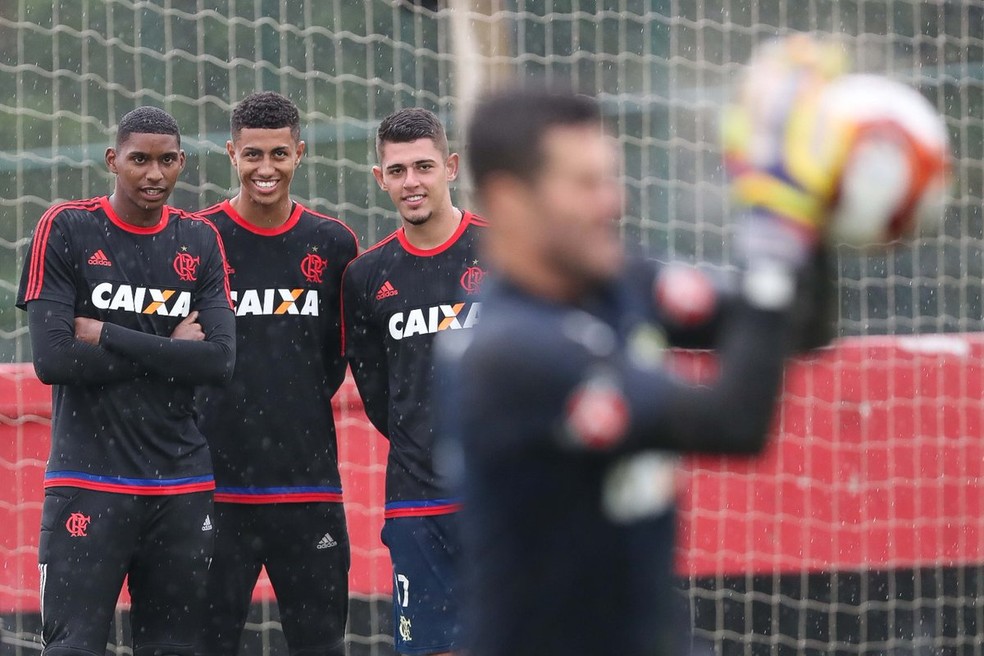 Hugo, à esquerda, observando Júlio César no começo do ano no Ninho (Foto: Gilvan de Souza / Flamengo)
