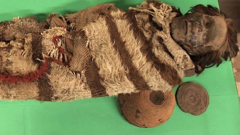 Uma das múmias de 2.000 anos encontradas em San Juan, na Argentina (Foto: UNIVERSIDAD NACIONAL DE SAN JUAN via BBC News)