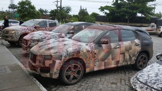 Comboio de carros do grupo FCA em testes na cidade de Paraty (RJ): Fiat Fullback e duas unidades do Maserati Levante