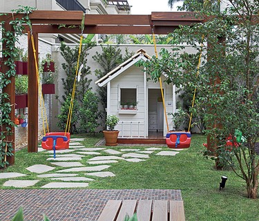 As paisagistas Daniela e Maria do Rosário Ruiz e Drica Diogo, da Pateo Arquitetura e Paisagismo, criaram esta área infantil no jardim. O pergolado sustenta os balanços de plástico, que ficam protegidos pela sombra da ipomeia-rubra