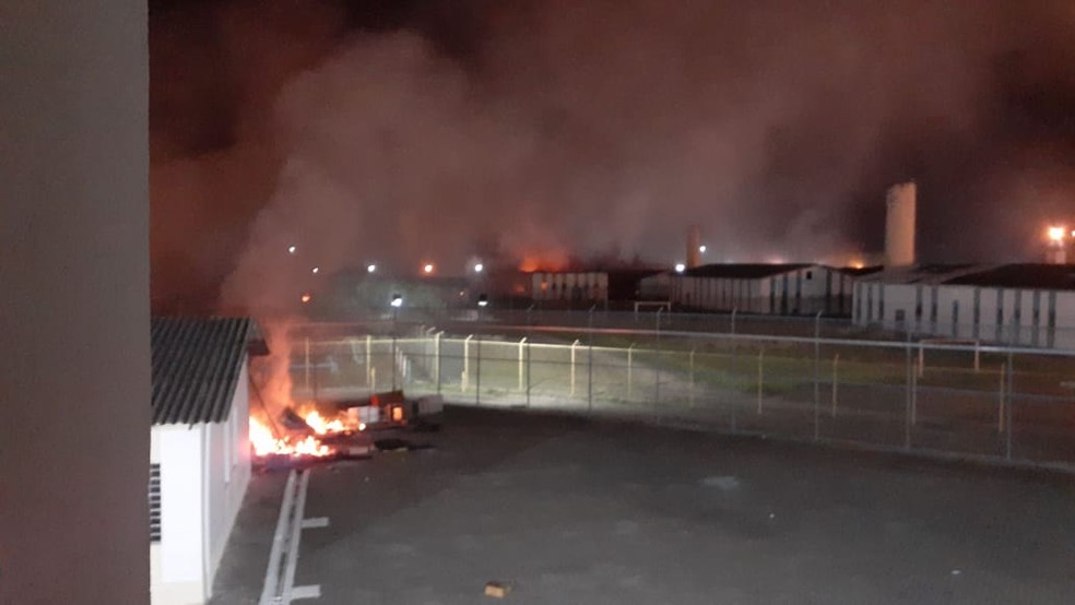 Detentos fazem rebelião no Pemano em Tremembé; bombeiros foram acionados para apagar incêndio em colchões — Foto: Arquivo pessoal