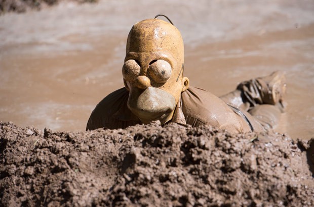 G1 - Participante usa máscara de Homer em festival na lama na Alemanha -  notícias em Planeta Bizarro