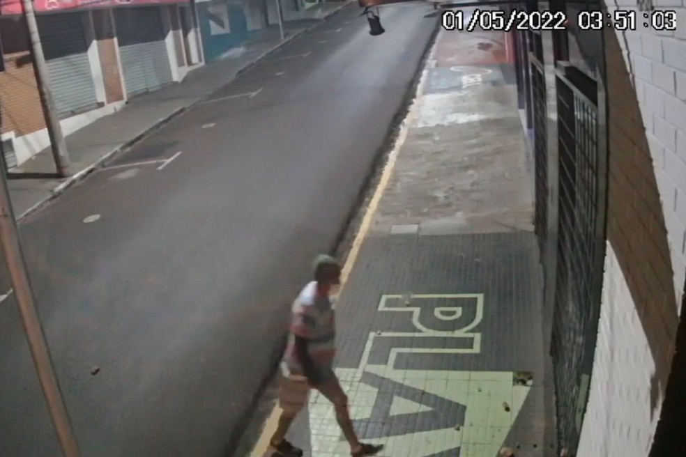 Imagens de uma câmera de segurança registraram uma tentativa de furto em uma loja de celulares em São Manuel — Foto: Câmera de segurança /Reprodução