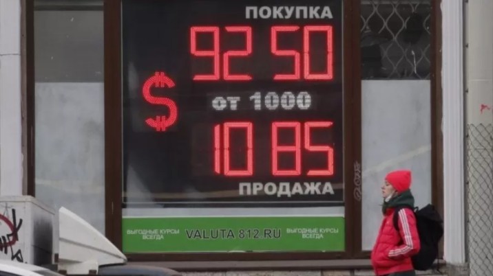 A cotação do rublo russo despencou desde que sanções econômicas foram impostas à Rússia (Foto: EPA via BBC)