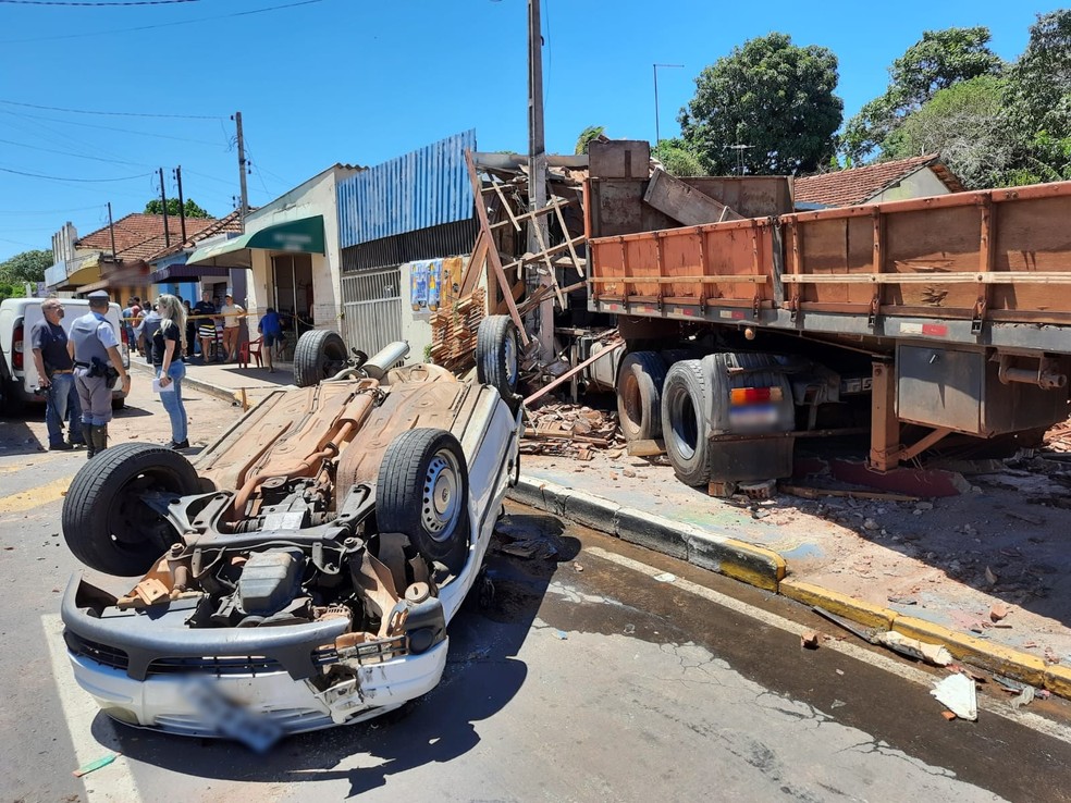 Grave acidente entre uma carreta e um automóvel registrado neste sábado (27) — Foto: Anderson Camargo /Tv Tem