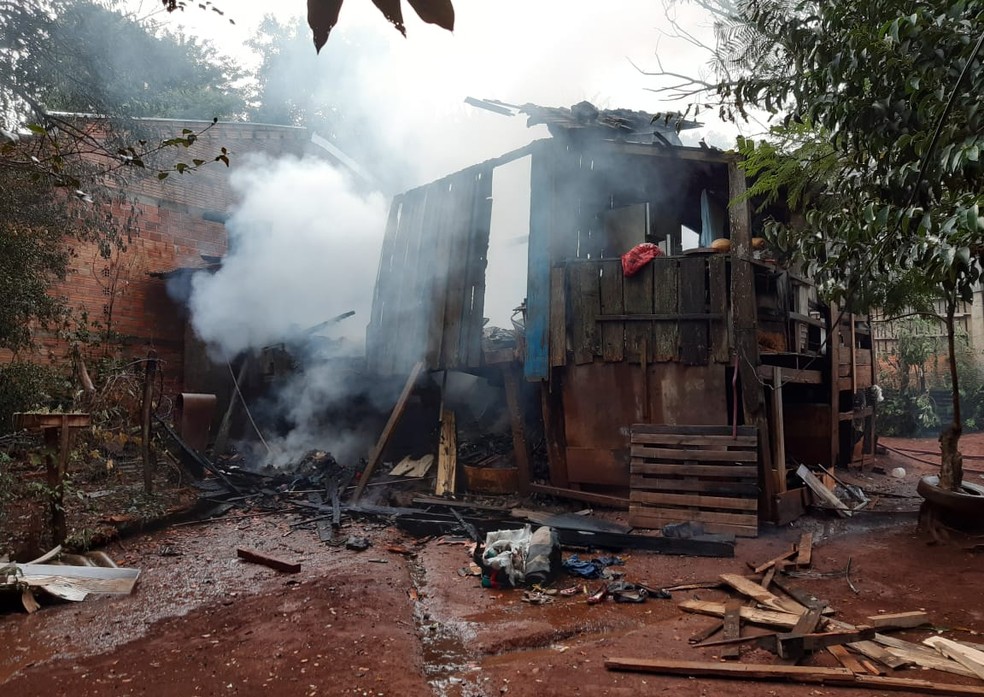 Idoso morreu após um incêndio destruir uma casa de madeira em Pato Branco, segundo os bombeiros — Foto: Altair Merlo/Pato Alerta