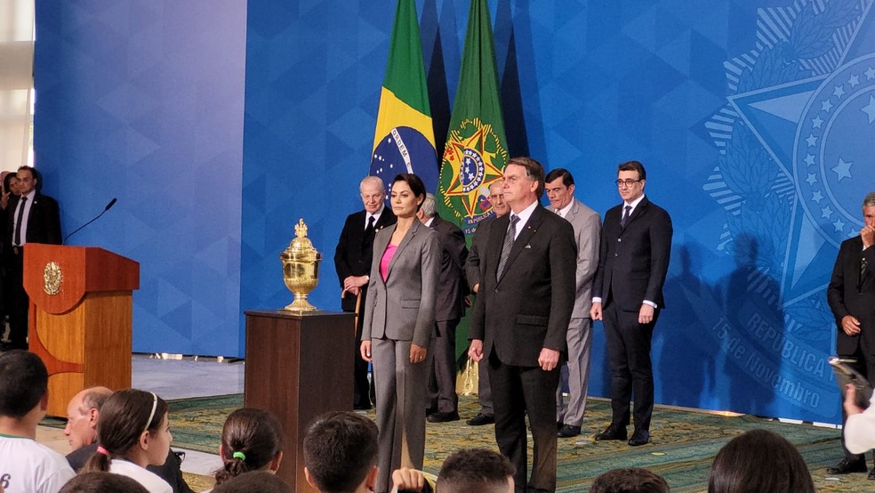 Presidente da República, Jair Bolsonaro, e a primeira-dama, Michelle Bolsonaro, recebem coração de Dom Pedro I no Palácio do Planalto. — Foto: Pedro Gomes/g1