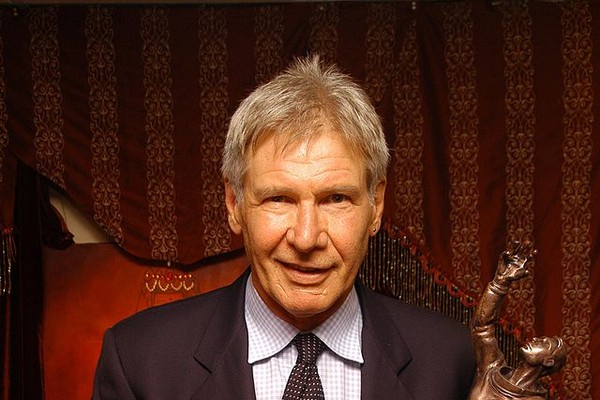 Pelo jeito Harrison Ford aprendeu uma coisa ou duas com seus personagens Han Solo e Indiana Jones. O astro usou seu helicóptero para salvar duas pessoas que ficaram presas em uma montanha enquanto caminhavam. (Foto: Wikimedia/Fred943)