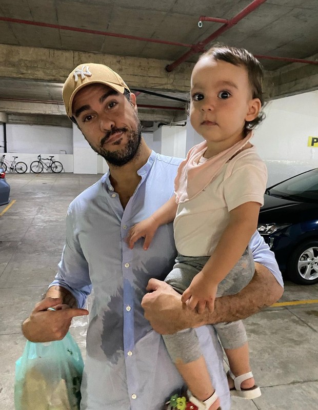 Joaquim Lopes passa por imprevisto com vazamento de fralda da filha (Foto: Reprodução/Instagram)