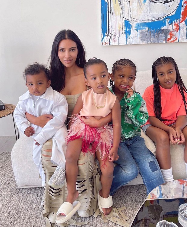 Kim Kardashian posa com os 4 filhos: North, Saint, Chicago e Psalm (Foto: Reprodução / Instagram)