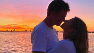 Gisele Bündchen e Tom Brady na praia — Foto: Reprodução