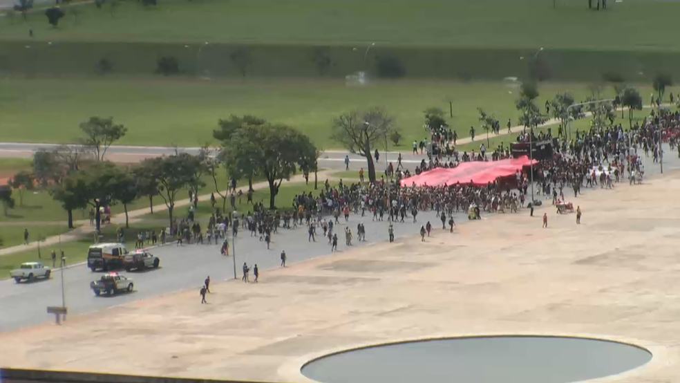 IndÃ­os ocupam Eixo Monumental enquanto marcham em direÃ§Ã£o ao Congresso Nacional (Foto: ReproduÃ§Ã£o/TV Globo)