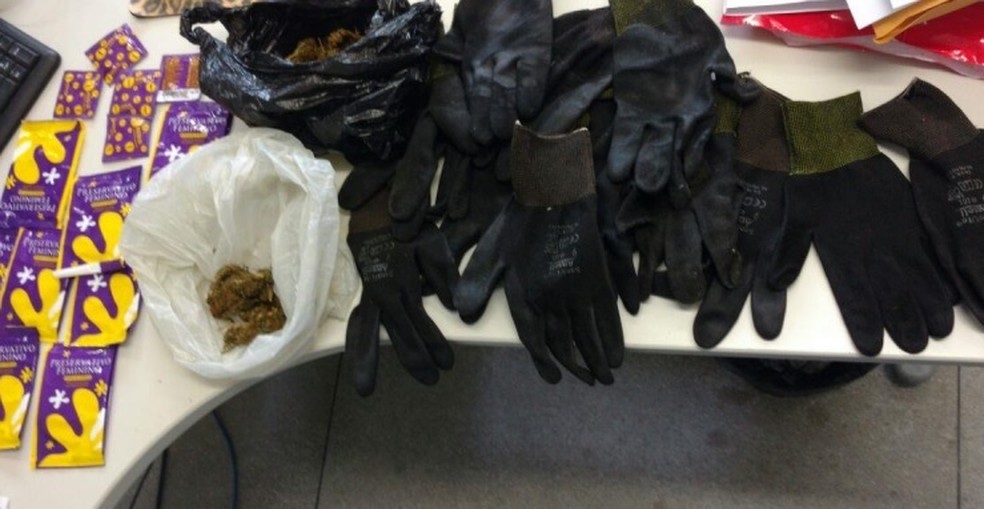 Com suspeito, pol&iacute;cia encontrou preservativos, maconha e luvas (Foto: Ascom/Pol&iacute;cia Civil)