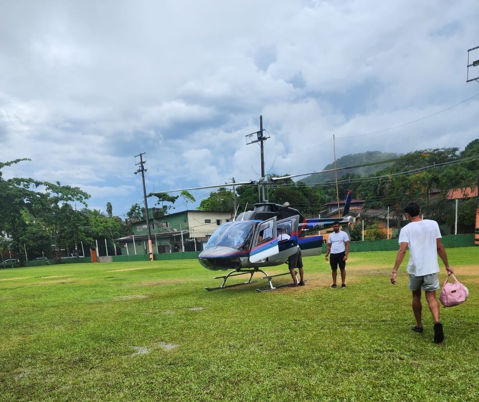 Um dos helicópteros utilizados para a retirada de família de Tupã da região afetada pelas chuvas em São Sebastião (SP) — Foto: Arquivo pessoal