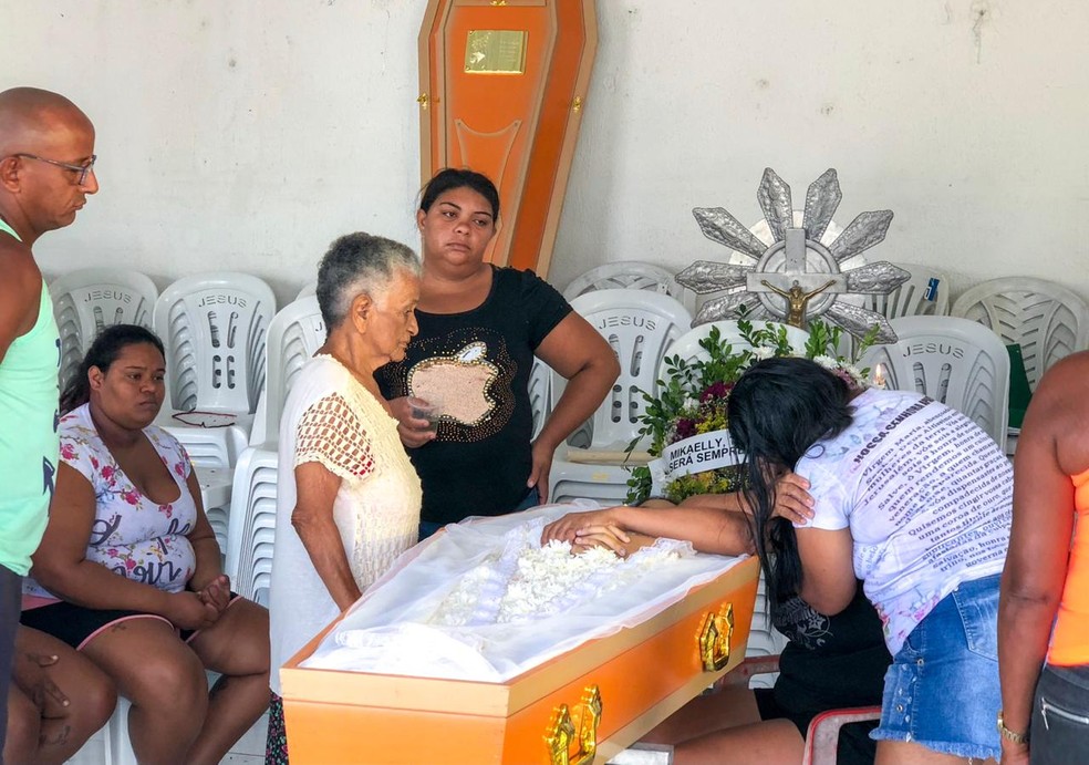 Familiares velam o corpo da menina Mikaelly em Natal — Foto: Mariana Rocha/ Inter TV Cabugi