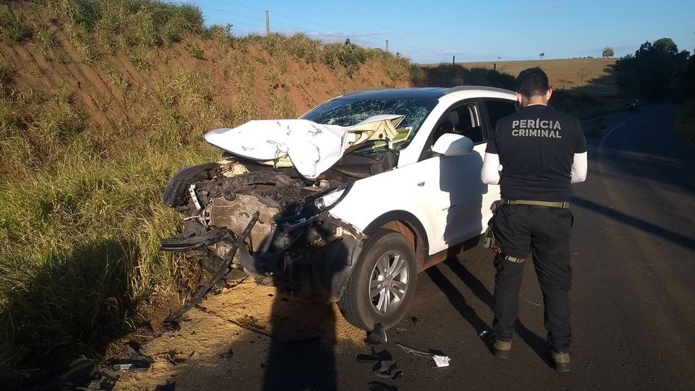 Veículo ficou bastante danificado após o choque com a moto; motorista teve ferimentos leves — Foto: Arquivo pessoal