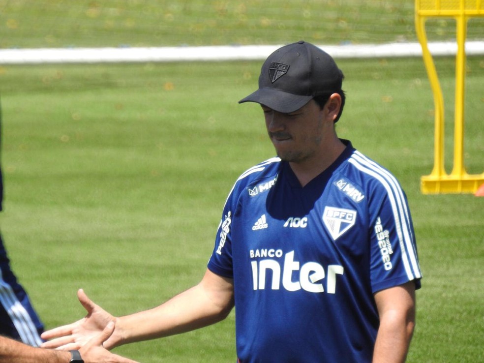 Fernando Diniz durante treino do São Paulo — Foto: Marcelo Hazan