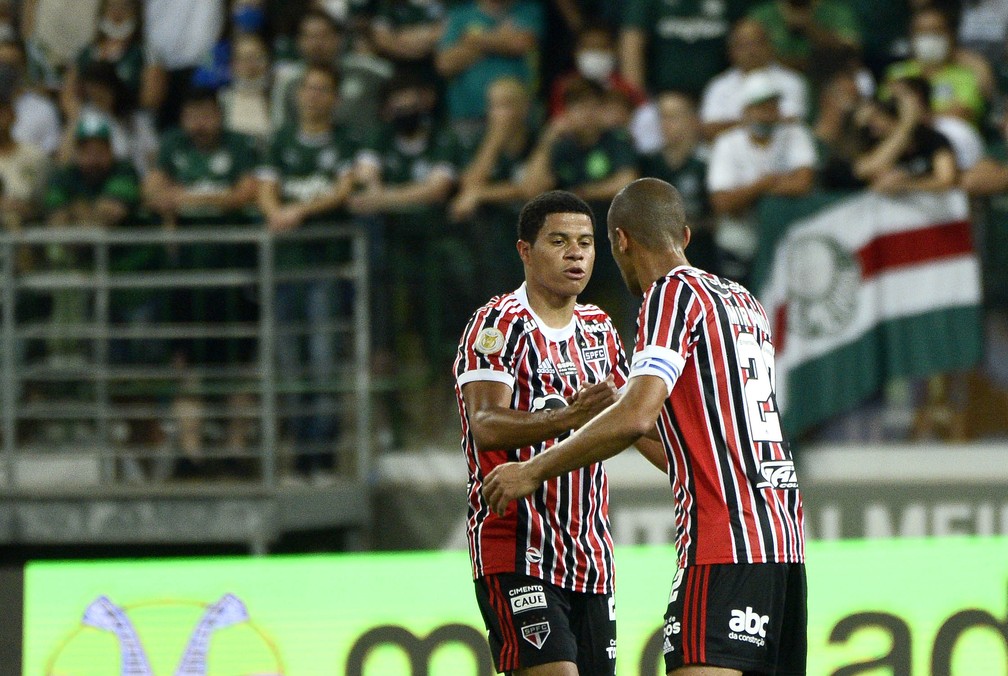 Tricolor encara campeonato particular contra adversários ameaçados pelo Z-4 na reta final