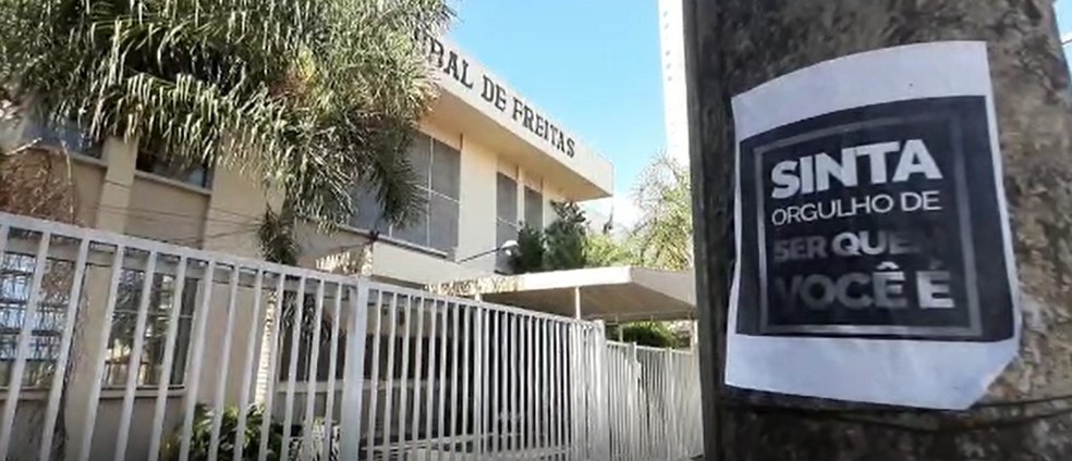 Cartazes foram colocados em protesto em escola de aluno que foi atacado por sugestão LGBT — Foto: Denny Cesare/Código 19