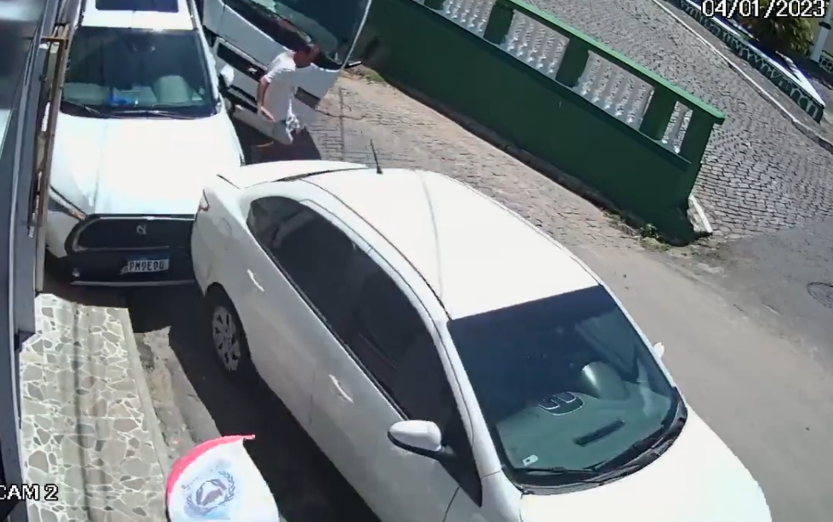 Homem escapa de ser atropelado durante acidente entre veículos na BA; veja vídeo