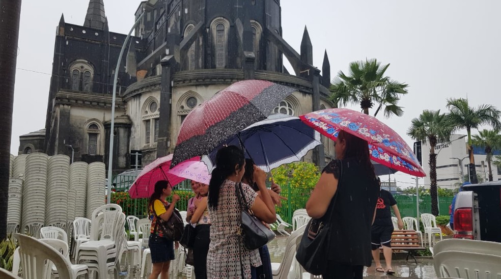 Chuva no Centro de Fortaleza em frente a Catedral.  — Foto: José Leomar/Sistema Verdes Mares