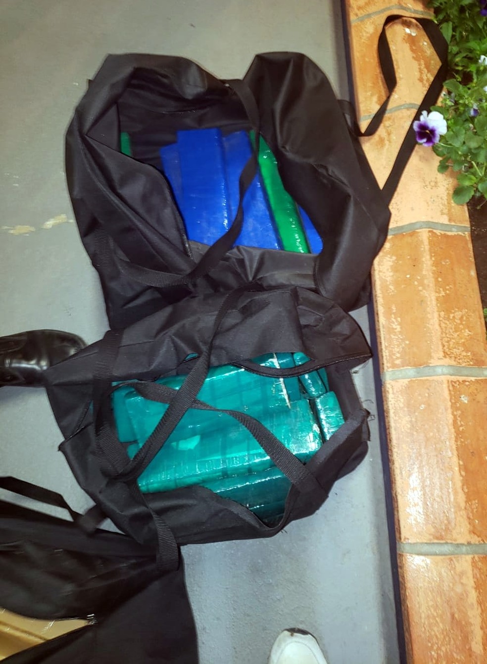 Tabletes estavam em malas dentro de carro apreendido na BR-282, em SC — Foto: PRF/Divulgação