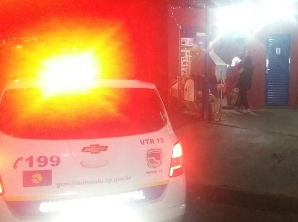 Cliente atirou pedra em viatura durante fechamento de bar (Foto: Guarda Civil Municipal/Divulgação )