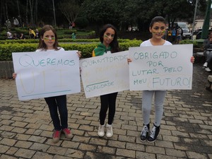Maysa (a direita) e as amigas participaram da 1º manifestação (Foto: Carolina Paes/G1)