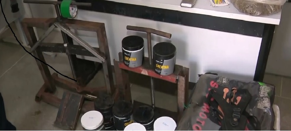 Potes de creatina eram utilizadaos para transporte de cocaína em Campina Grande, na PB. — Foto: Foto: Reprodução/TV Cabo Branco