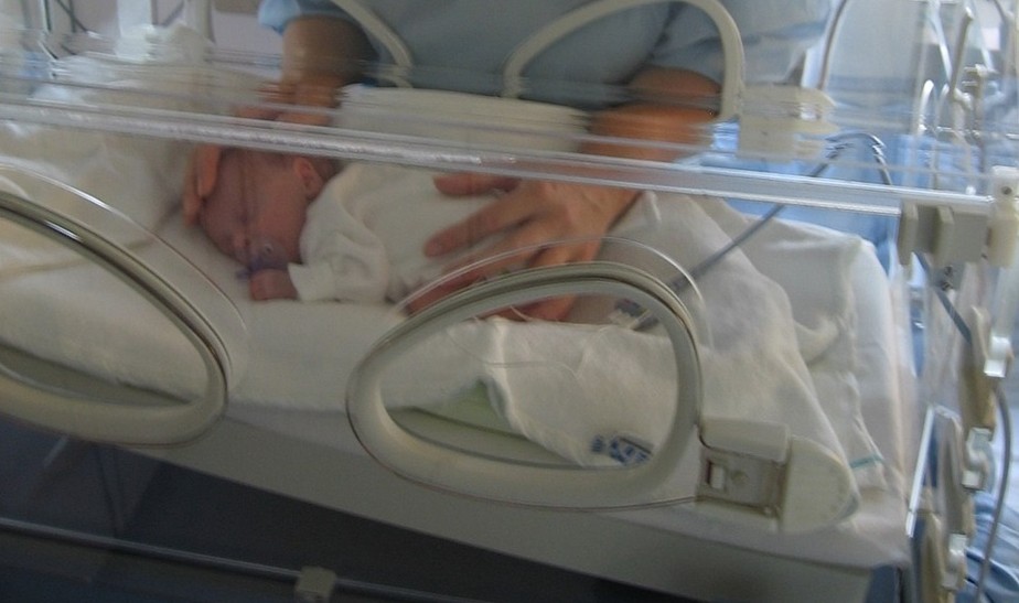 Bebê prematuro em uma encubadora.
