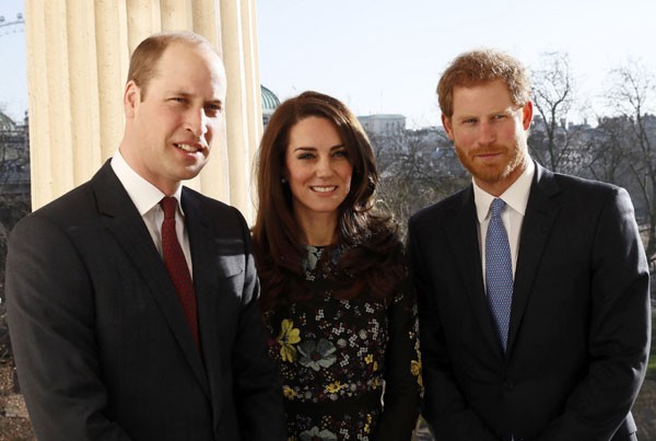 Príncipe William, Kate Middleton e Príncipe Harry durante um dos eventos da campanha Heads Together (Foto: Getty Images)