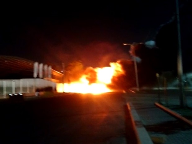 Suspeitos atearam fogo no coletivo que realiza a linha Serviluz-Papicu (Foto: Reprodução/ TV Verdes Mares)