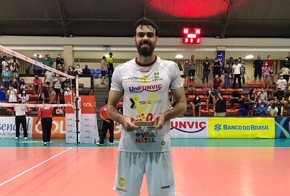 F&aacute;bio recebeu o trof&eacute;u Viva V&ocirc;lei &mdash; Foto: Divulga&ccedil;&atilde;o