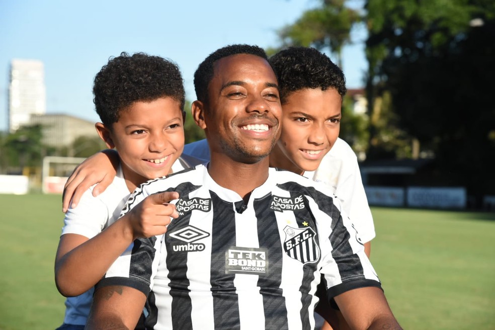 Robinho e os filhos no CT Rei Pelé — Foto: Divulgação / Santos FC