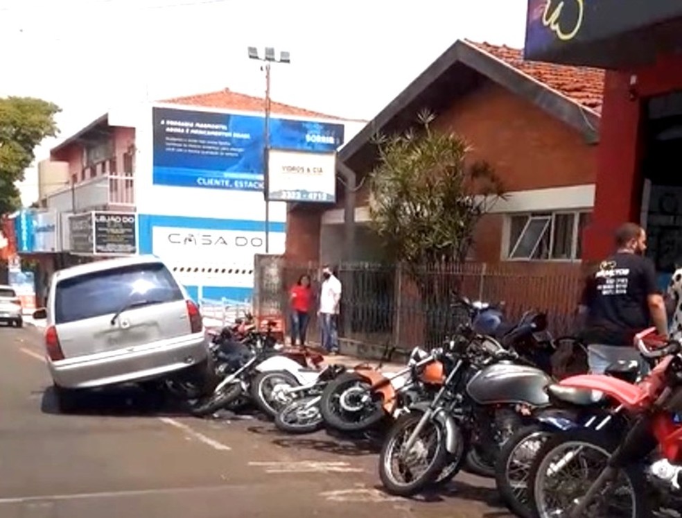 Carro bate em motos paradas em Assis — Foto: Divulgação/The Brothers 
