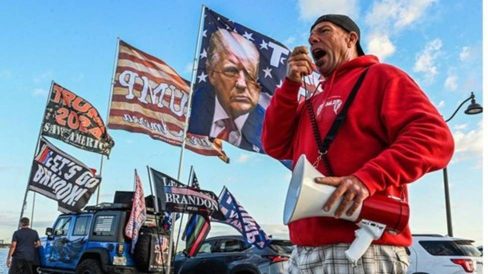 Por que apoiadores de Trump têm medo de protestar como ele pediu?