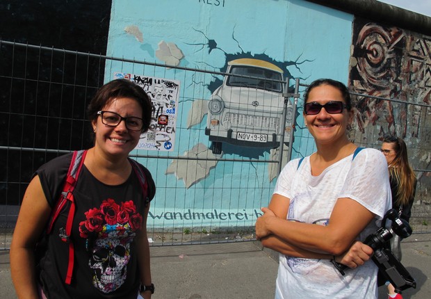 Fernanda Moura e Taciana Mello diante de um trecho do Muro de Berlim, na Alemanha (Foto: The Girls on the Road)