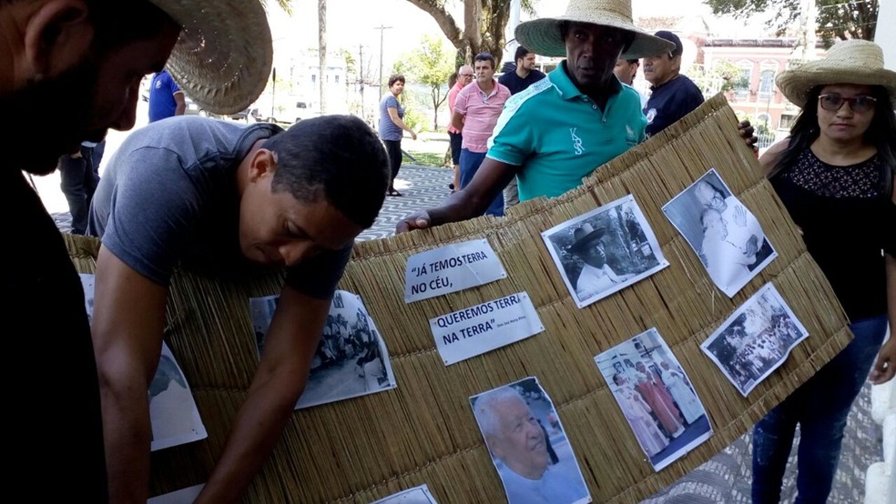 Trabalhadores rurais fazem homenagem a Dom José Maria Pires durante velório em João Pessoa (Foto: André Resende/G1)