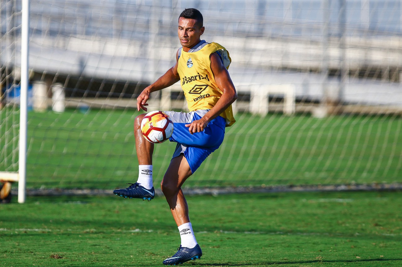Grêmio não firma substituto e tem lacuna dentro do elenco para ausências de Luan