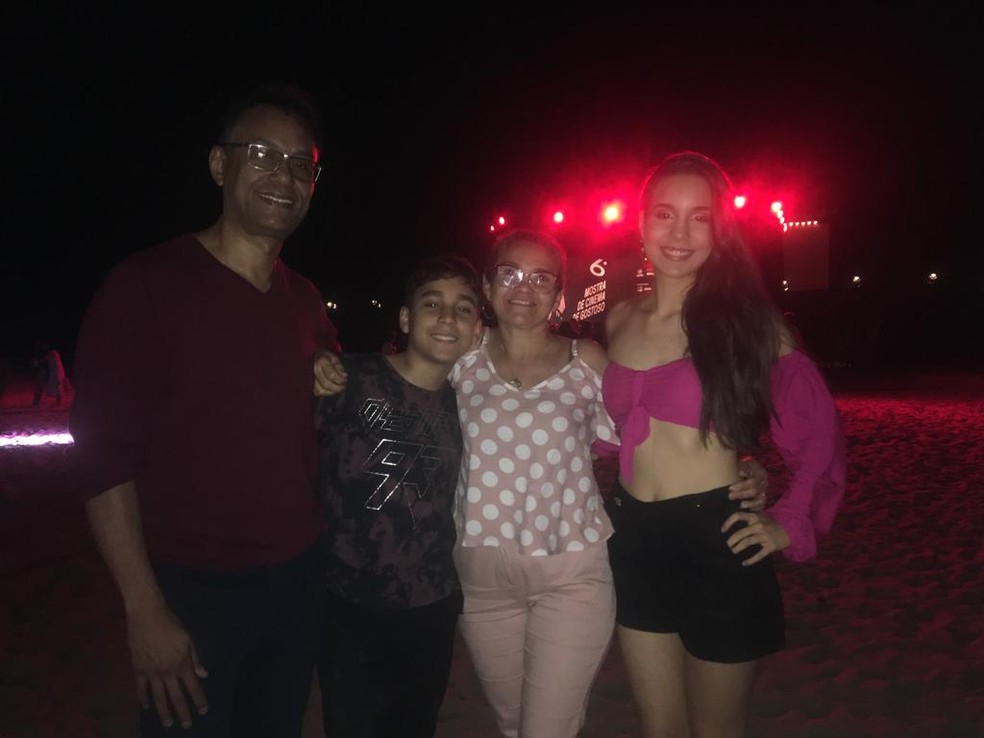 Rodolfo Rafael, Vítor Rafael, Dulcineide Freitas e Vitória Rafael saíram de João Câmara para ver os filmes na Mostra de Cinema de Gostoso — Foto: Rafael Barbosa/G1 RN