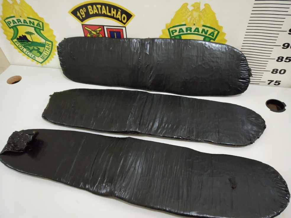 No total, a mulher levava três embalagens que totalizaram 7,1 kg de haxixe — Foto: PM/Divulgação