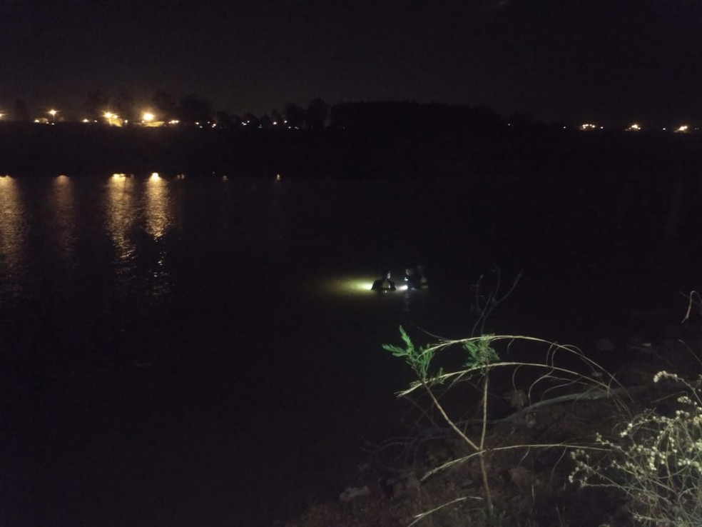 Bombeiros fazem buscas por corpo de rapaz de 19 anos que se afogou em lagoa de Santa Maria, no DF — Foto: CBMDF/Divulgação