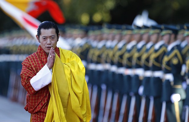 TOKYO, JAPAN - NOVEMBER 16: Bhutan's King Jigme Khesar Namgyel Wangchuck greets after inspecting an honour guard during a welcome ceremony at the Imperial Palace on November 16, 2011 in Tokyo,Japan.. Bhutan's royal couple are now in Tokyo for their six-da (Foto: Gamma-Rapho via Getty Images)
