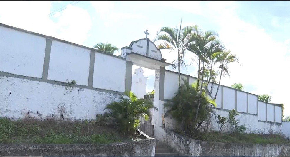 Fachada do cemitério de Ferradas, em Itabuna, onde o caixão com o corpo de Jaime Antônio Nascimento, de 78 anos, foi deixado — Foto: Reprodução/TV Santa Cruz